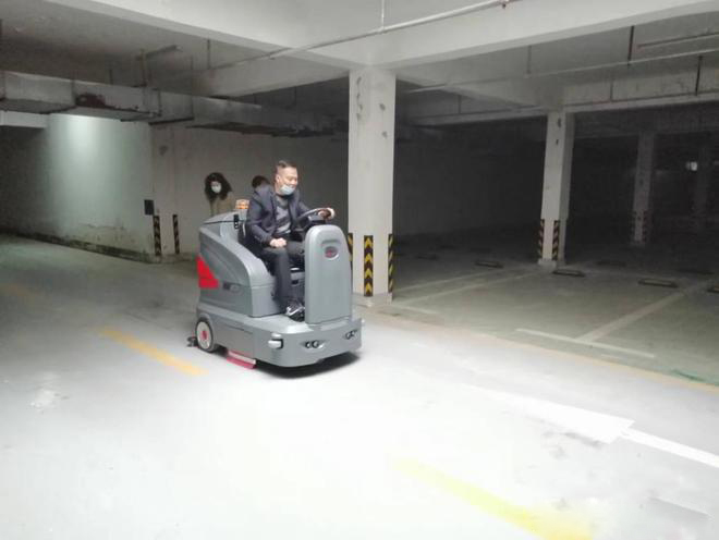厦门小区物业保洁不用人力改用驾驶式洗地机了
